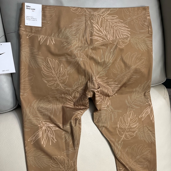 NWT - Nike One Luxe Mid Rise 7/8 Length Women’s Leggings - Size XL - Picture 8 of 11